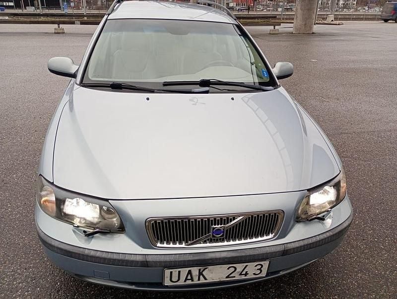 Ljusblå metallic Begagnad 2003 Volvo V70 Kombi | 29 900 kr (Marknadspris) - Bild 1/4