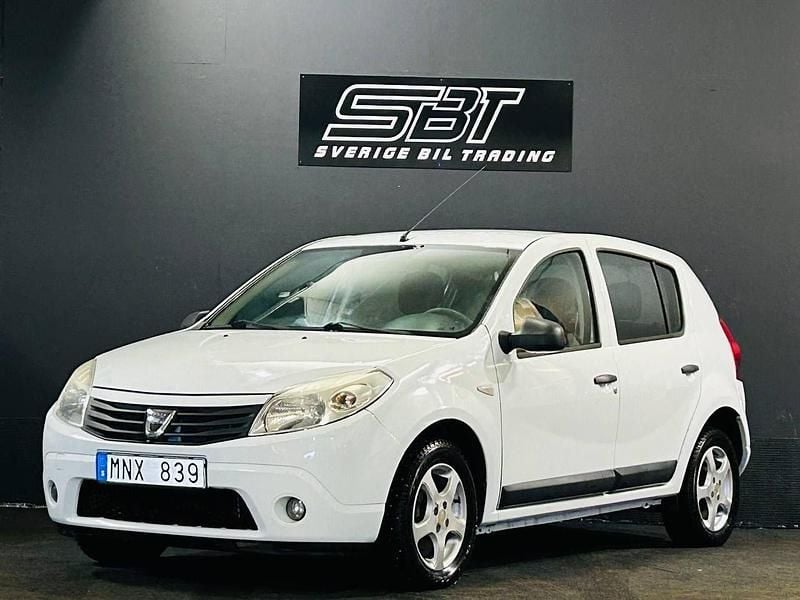Vit Begagnad 2013 Dacia Sandero Halvkombi | 34 900 kr - Bild 1/4