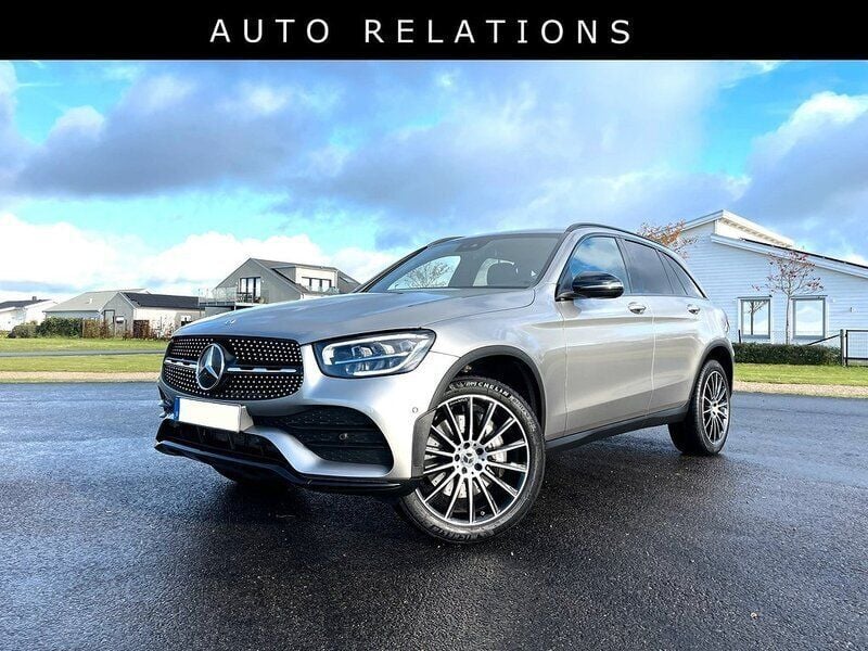 Mörk grå mojavesilver metallic Begagnad 2022 Mercedes GLC300e AMG SUV | 554 900 kr - Bild 1/4