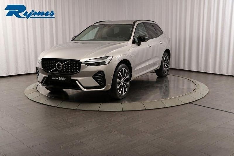 Silver Begagnad 2023 Volvo XC60 Plus SUV | 459 900 kr (Marknadspris) - Bild 1/4