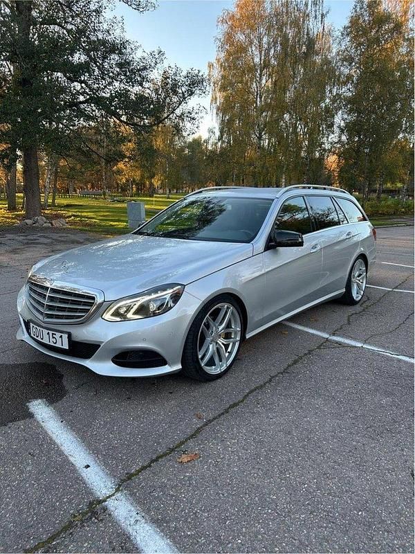 Silver Begagnad 2014 Mercedes E220 Kombi | 154 900 kr (Marknadspris) - Bild 1/4