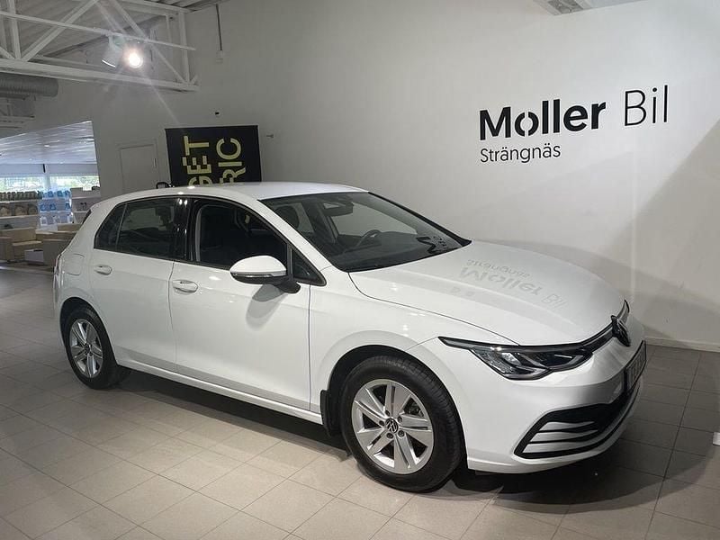 Vit (pure white) Begagnad 2022 VW Golf VIII Life Kombi | 214 900 kr (Bra pris) - Bild 1/4