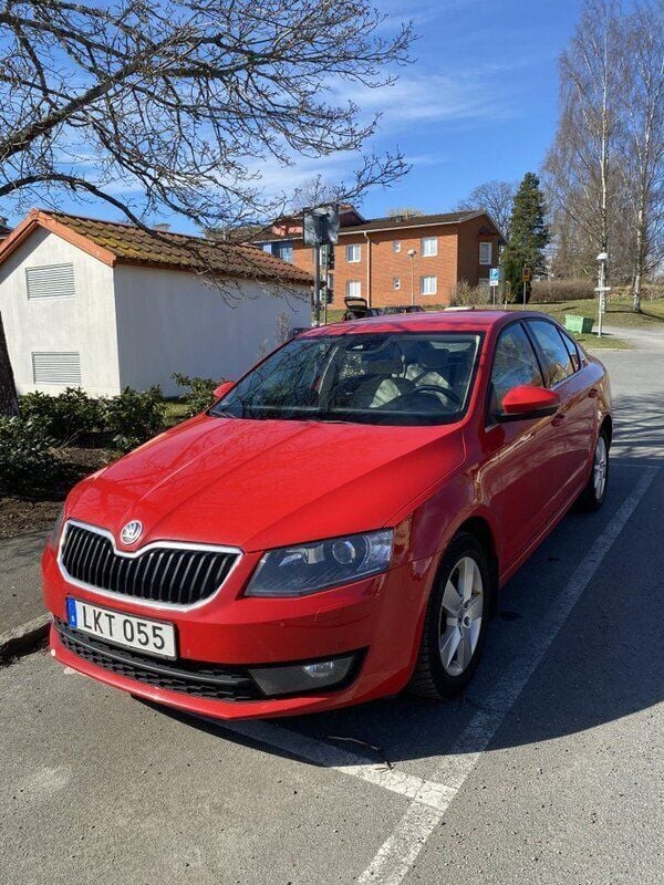 Röd Begagnad 2014 Skoda Octavia Halvkombi | 94 900 kr (Lite dyr) - Bild 1/4