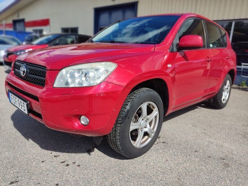 Mörkröd (röd) Begagnad 2007 Toyota RAV4 SUV | 79 000 kr (Marknadspris) - Bild 1/4