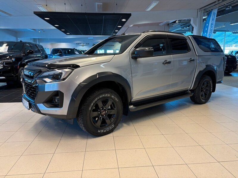 Grå (mercury silver metallic) Ny 2024 Isuzu D-Max Pickup | 876 750 kr - Bild 1/4