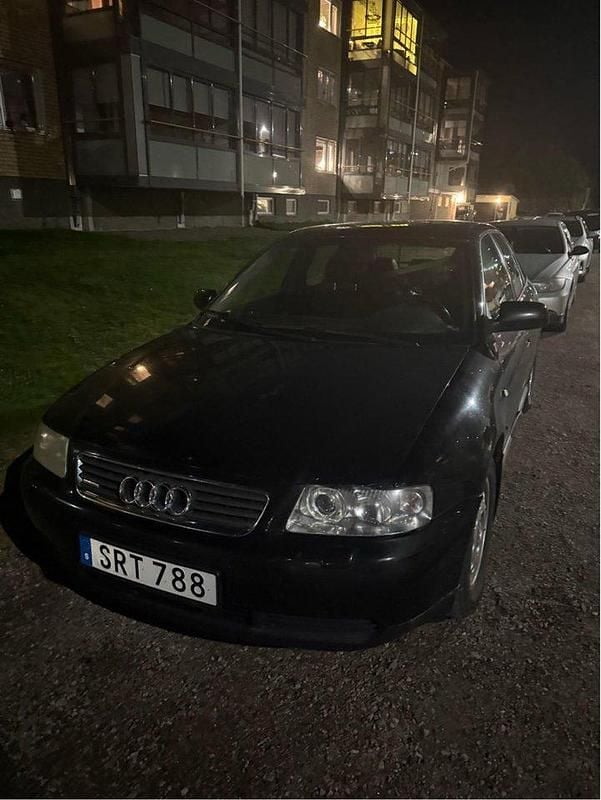 Svart Begagnad 2002 Audi A3 Attraction Halvkombi | 25 000 kr (Bra pris) - Bild 1/4