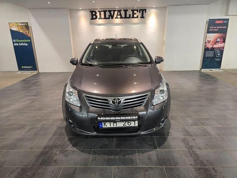 Grå Begagnad 2010 Toyota Avensis Business Edition Kombi | 36 900 kr (Marknadspris) - Bild 1/4