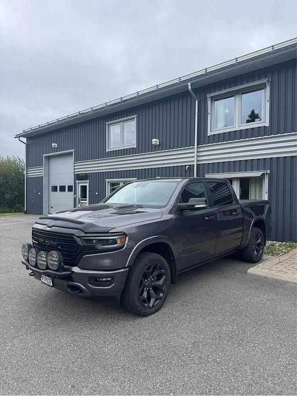 Grå Begagnad 2022 Dodge Ram Limited Pickup | 775 000 kr (Marknadspris) - Bild 1/3