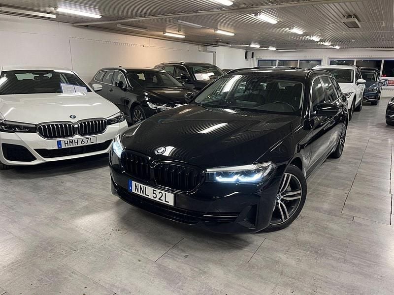 Svart Begagnad 2021 BMW 530e Kombi | 339 900 kr (Superpris) - Bild 1/4