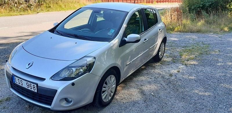 Silver Begagnad 2011 Renault Clio R.S. Halvkombi | 35 000 kr (Marknadspris) - Bild 1/4