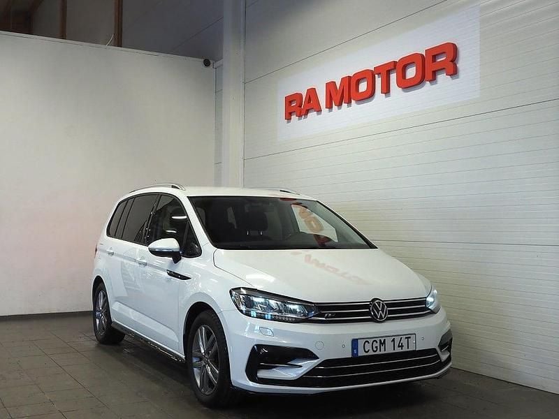 Vit Begagnad 2021 VW Touran R-line Minibuss | 249 900 kr (Bra pris) - Bild 1/3