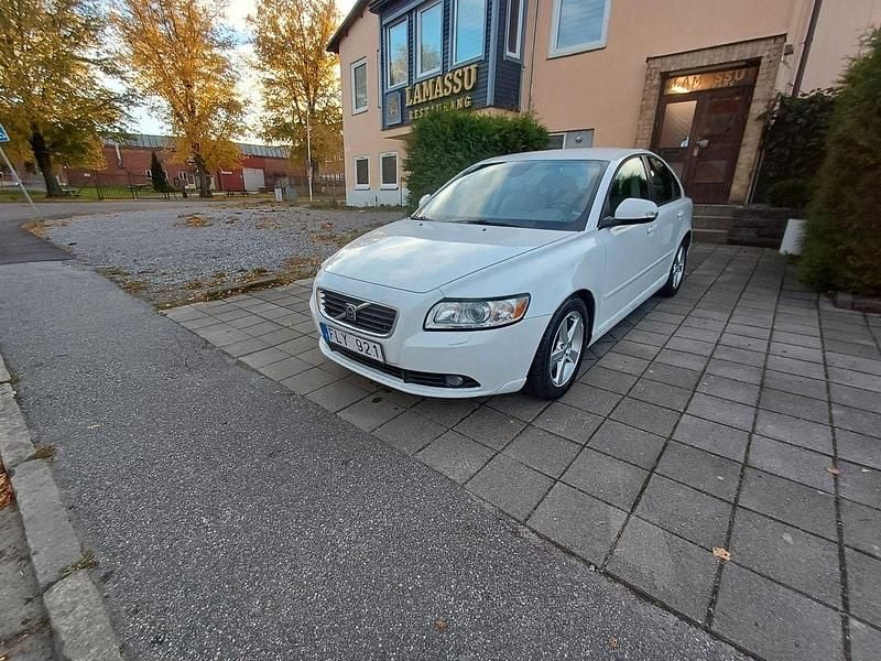 Vit Begagnad 2010 Volvo S40 Momentum Sedan | 49 900 kr - Bild 1/4