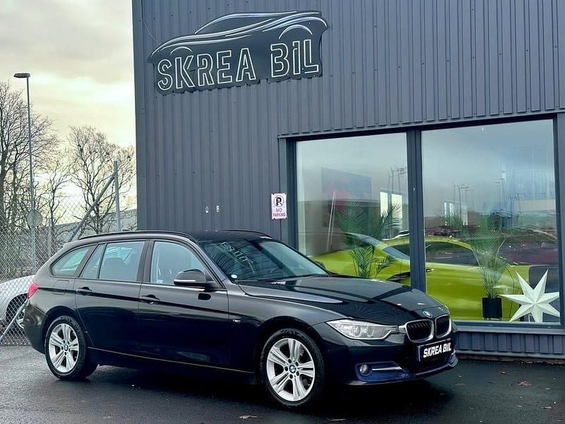 Svart Begagnad 2015 BMW 318 Sport Line Kombi | 139 900 kr (Dyr) - Bild 1/4