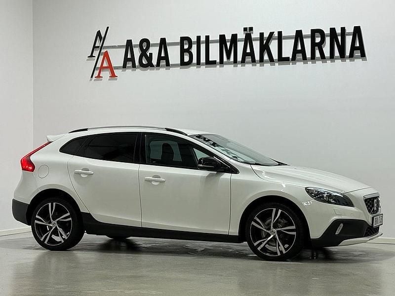Begagnad Volvo V40 Momentum 150 HK (110 kW) 2014 Vit Halvkombi
