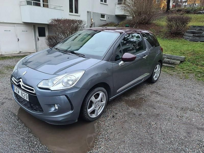 Grå Begagnad 2010 Citroën DS3 Halvkombi | 54 900 kr (Marknadspris) - Bild 1/4