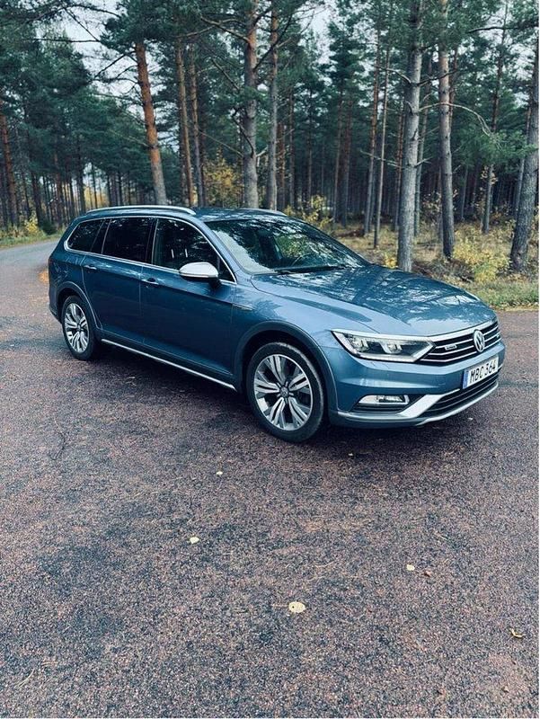 Blå Begagnad 2016 VW Passat Alltrack Kombi | 180 000 kr (Marknadspris) - Bild 1/3