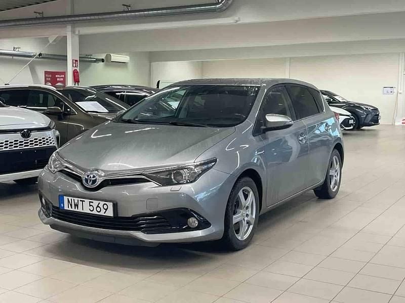 Grå Begagnad 2018 Toyota Auris Hybrid Halvkombi | 169 900 kr (Marknadspris) - Bild 1/1