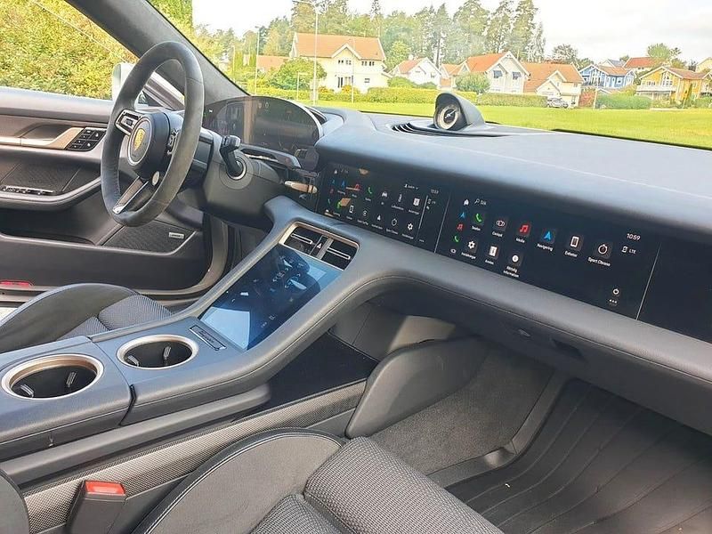 Begagnad Porsche Taycan Turbo S Sport 559 kW (761 HK) 2021 Crayon | svart inredning Sedan