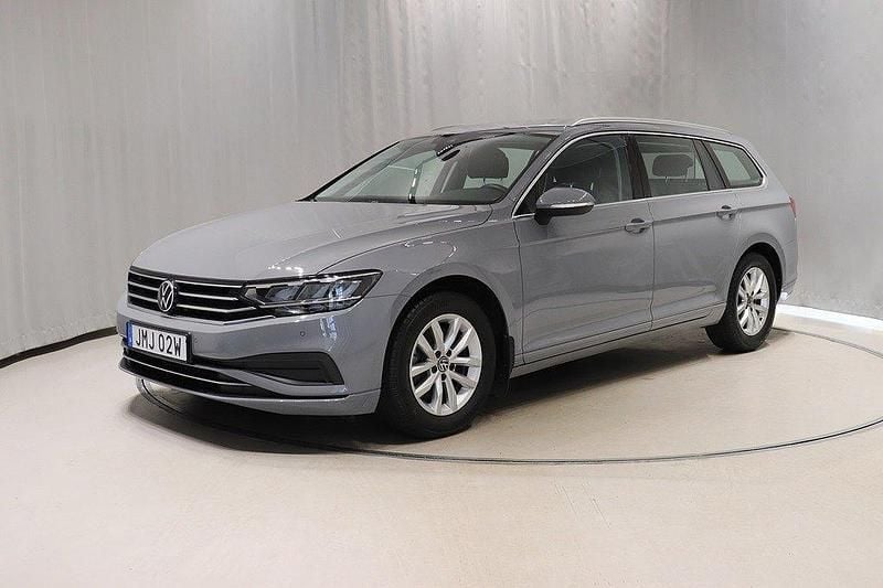 Grå (moonstone grey) Begagnad 2023 VW Passat Business Kombi | 319 800 kr (Marknadspris) - Bild 1/4