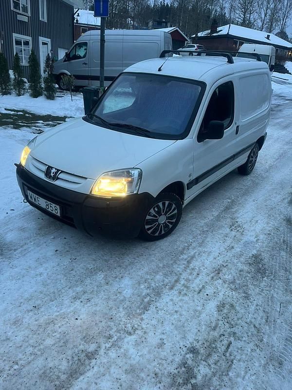 Vit Begagnad 2004 Peugeot Partner Minibuss | 25 000 kr (Marknadspris) - Bild 1/4
