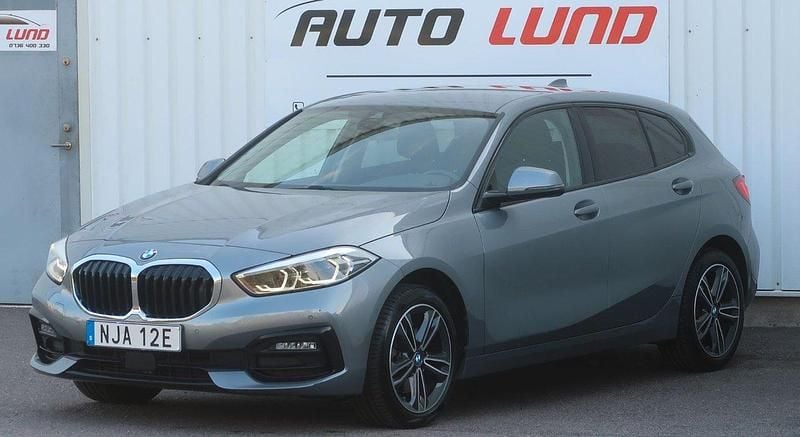 Grå (gråmetallic) Begagnad 2023 BMW 118 Sport Line Halvkombi | 279 900 kr (Marknadspris) - Bild 1/4