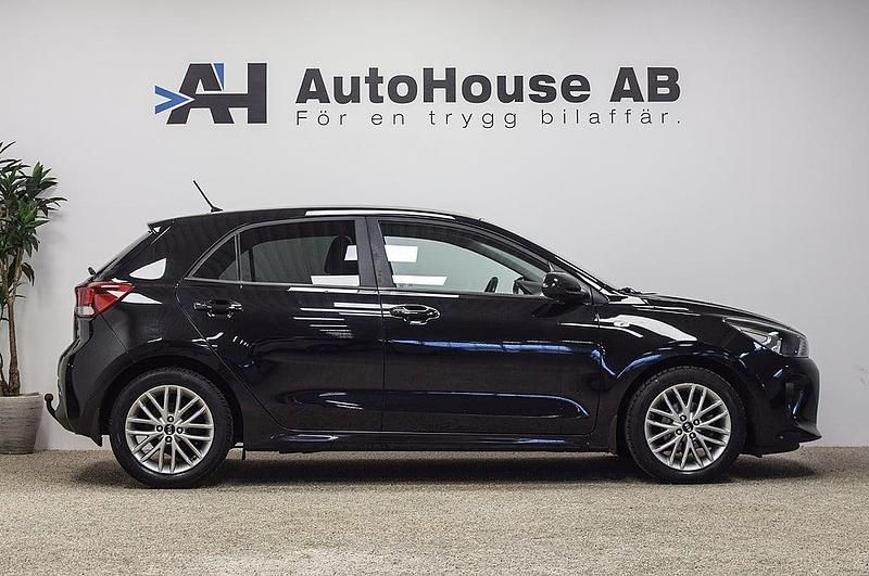 Begagnad Kia Rio 84 HK (61 kW) 2017 Svart Halvkombi