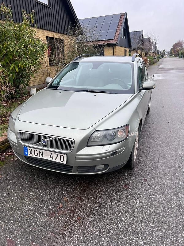 Ljusgrön/silver Begagnad 2006 Volvo V50 Kombi | 20 000 kr (Marknadspris) - Bild 1/4