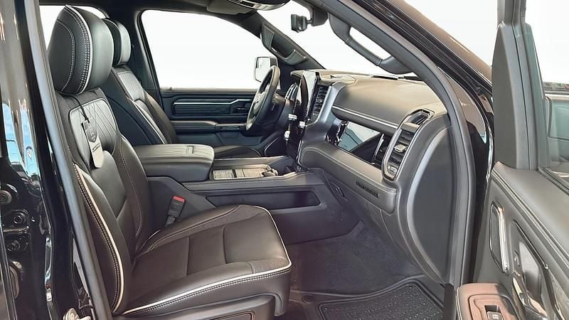 Ny RAM 1500 548 HK (403 kW) 2025 Svart Pickup