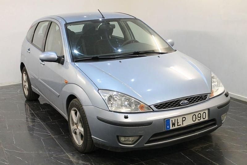 Begagnad Ford Focus 101 HK (74 kW) 2004 Ljusblå Halvkombi