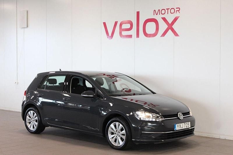 Grå Begagnad 2018 VW Golf VII Halvkombi | 114 900 kr (Bra pris) - Bild 1/4