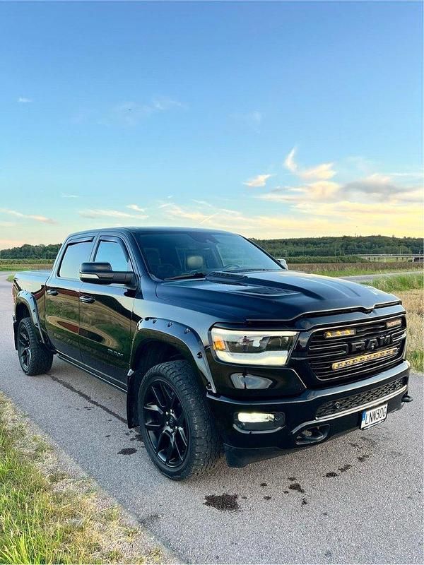 Svart Begagnad 2020 RAM 1500 Pickup | 570 000 kr (Superpris) - Bild 1/4