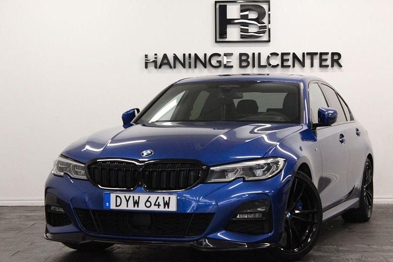 Blå Begagnad 2019 BMW 330 M Sport Sedan | 399 900 kr (Dyr) - Bild 1/4