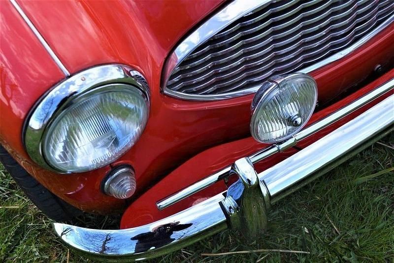 Begagnad Austin Healey 100 184 HK (135 kW) 1957 Rödcream/mörkröd skinninredning/svart sufflett Cab