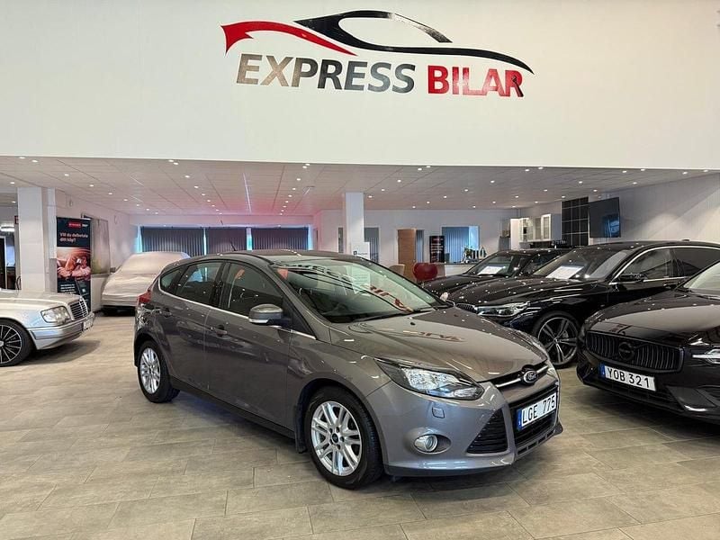 Brun Begagnad 2012 Ford Focus Titanium Halvkombi | 64 900 kr (Marknadspris) - Bild 1/4