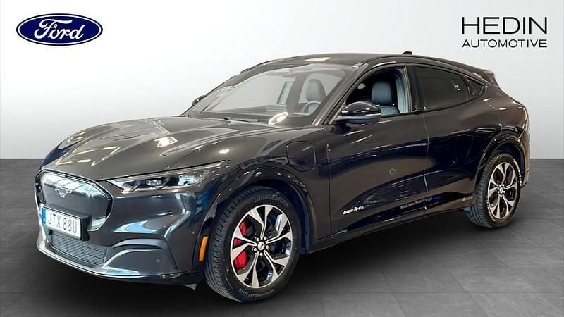 Grå (grey) Begagnad 2022 Ford Mustang Mach-E SUV | 414 900 kr (Superpris) - Bild 1/4