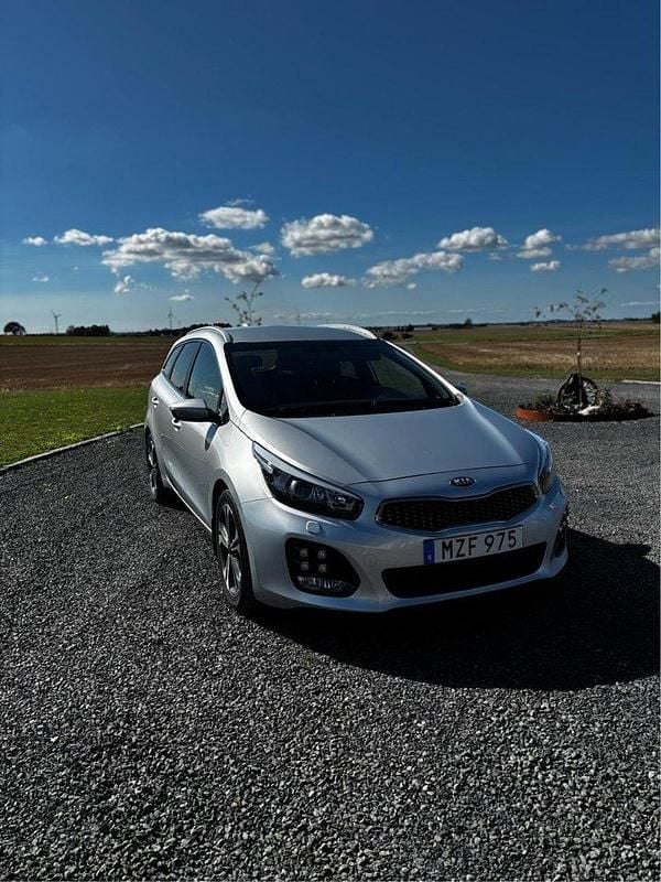 Grå Begagnad 2018 Kia Ceed Kombi | 139 000 kr (Marknadspris) - Bild 1/4