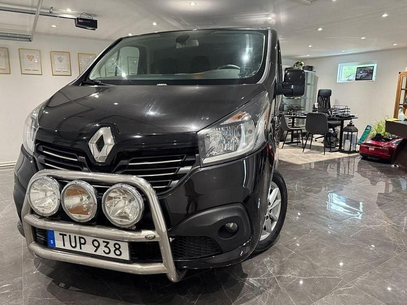 Svart Begagnad 2015 Renault Trafic Van | 149 900 kr - Bild 1/4