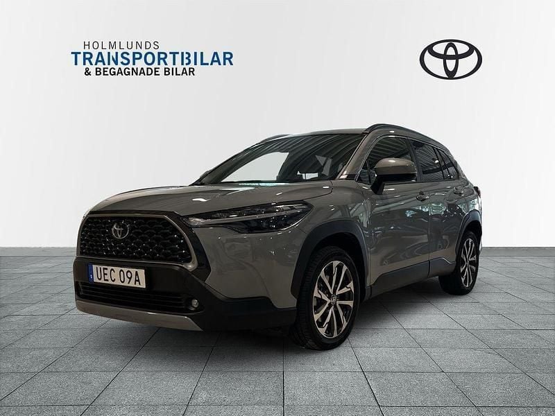 Grå Begagnad 2024 Toyota Corolla Cross Style SUV | 399 900 kr (Marknadspris) - Bild 1/4