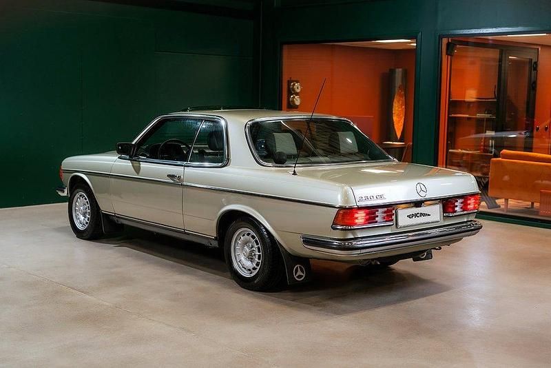 Begagnad Mercedes 230 136 HK (100 kW) 1983 Ljusgrön Sportkupé