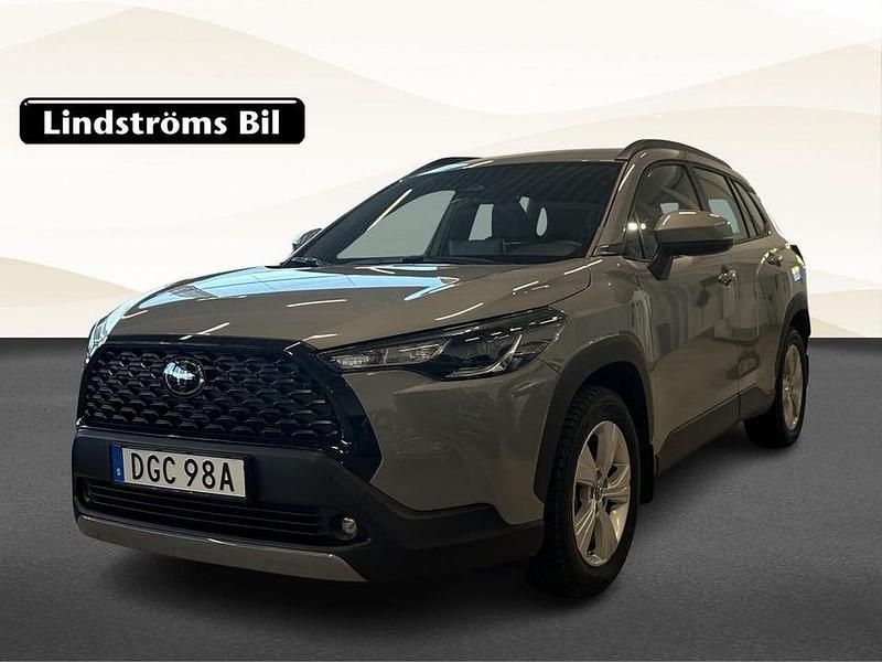 Grå Begagnad 2024 Toyota Corolla Cross Active SUV | 394 000 kr (Marknadspris) - Bild 1/3