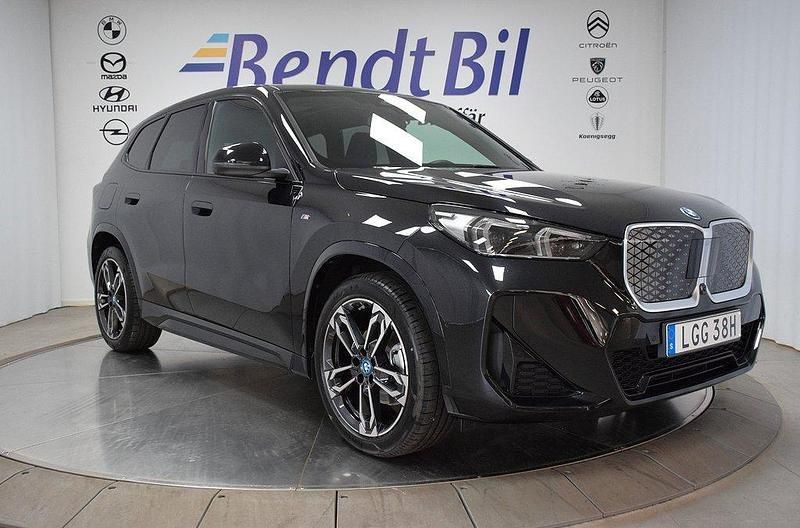 Black sapphire metallic Begagnad 2025 BMW iX1 M Sport SUV | 569 500 kr - Bild 1/3