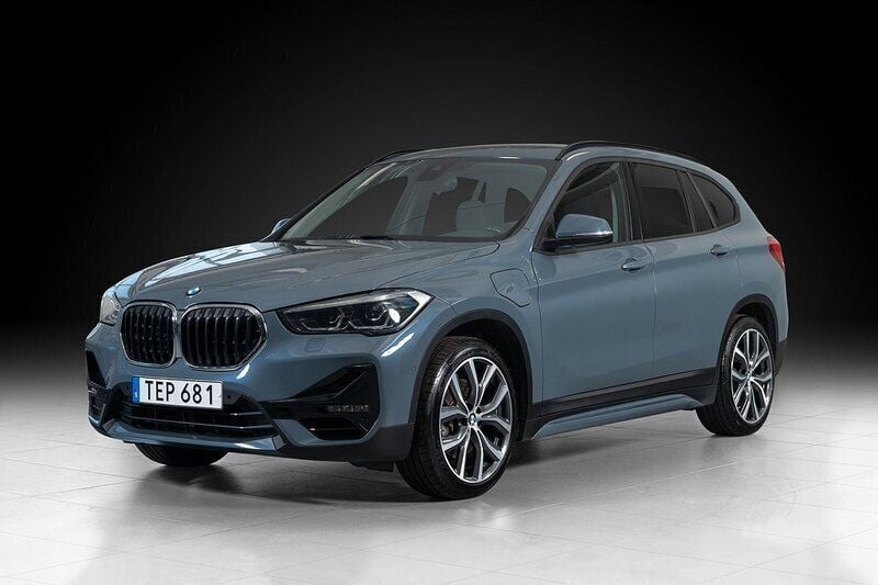 Mörkgrå Begagnad 2020 BMW X1 Performance SUV | 279 000 kr (Marknadspris) - Bild 1/4
