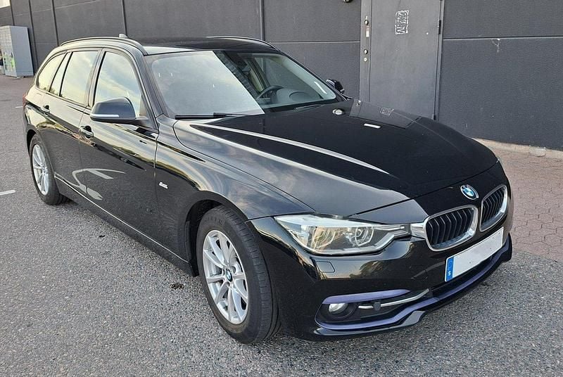 Svart Begagnad 2017 BMW 320 Sport Line Kombi | 174 000 kr (Marknadspris) - Bild 1/4