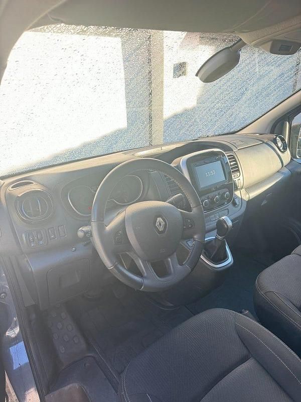 Grå Begagnad 2020 Renault Trafic Minibuss | 229 000 kr (Bra pris) - Bild 1/4