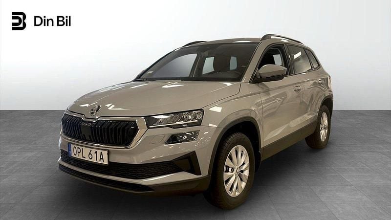 Grå (steel grey) Begagnad 2024 Skoda Karoq Selection SUV | 339 900 kr (Marknadspris) - Bild 1/4