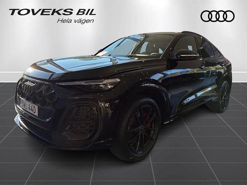 Svart (mytsvart metallic) Ny 2025 Audi Q5 Sportback S-Line SUV | 789 900 kr (Marknadspris) - Bild 1/4