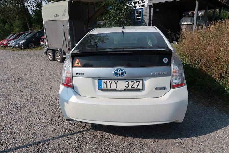 Begagnad Toyota Prius Plug-in Hybrid 136 HK (100 kW) 2012 Vit Halvkombi