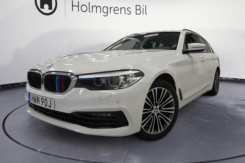 Vit Begagnad 2019 BMW 520 Sport Line Kombi | 254 800 kr (Marknadspris) - Bild 1/4