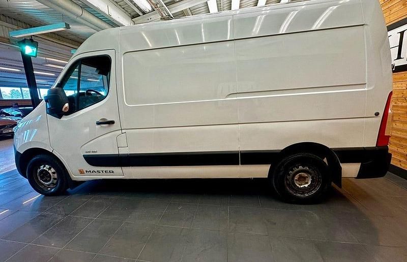 Vit Begagnad 2015 Renault Master Van | 99 900 kr (Marknadspris) - Bild 1/4