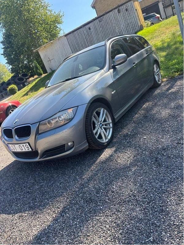 Grå Begagnad 2011 BMW 318 Kombi | 62 000 kr (Marknadspris) - Bild 1/4